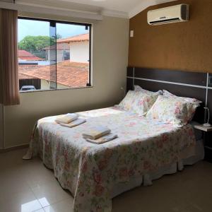 1 dormitorio con 1 cama con 2 toallas en Casa de 02 quartos com conforto em Cabo Frio, en Cabo Frío