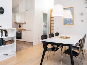 cocina y comedor con mesa y sillas en 8 person holiday home in Aabenraa, en Løjt