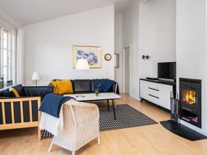 een woonkamer met een bank en een open haard bij 8 person holiday home in Aabenraa in Danland Løjt