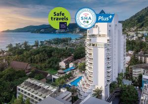 En udsigt til poolen hos Andaman Beach Suites Hotel - SHA Extra Plus eller i nærheden
