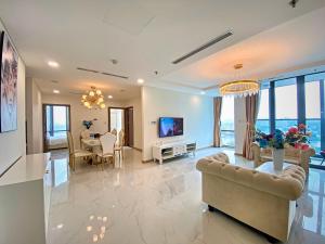 sala de estar con sofá y comedor en Vinhomes Central Park -Luxury Christine Apartment, en Ho Chi Minh