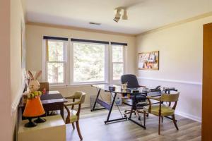 a room with a dining room table and chairs at La Maison des Ours in Earlysville