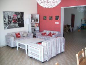 a living room with couches and a table and a red wall at B&B La Casa Bianca in Fossacesia