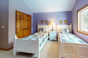2 camas en una habitación con paredes de color púrpura y ventana en Mountain Luxury, en Edwards 43 fotos más