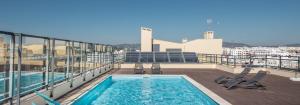 Majoituspaikassa Sunset Home Olhão- Modern 3 bed Luxury Apartment with rooftop pool tai sen lähellä sijaitseva uima-allas