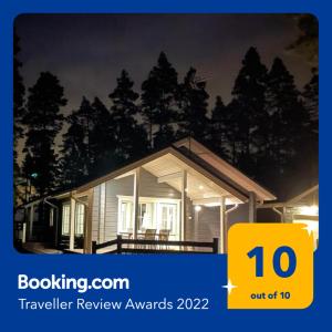 een huis met een bord dat prijzen voor reisbeoordelingen leest bij Elegant villa on the shore of Lake Saimaa in Lappeenranta