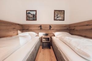 A bed or beds in a room at Alpenheim Apartment Ischgl