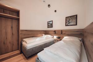 A bed or beds in a room at Alpenheim Apartment Ischgl