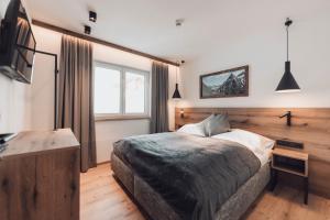 A bed or beds in a room at Alpenheim Apartment Ischgl