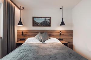 A bed or beds in a room at Alpenheim Apartment Ischgl
