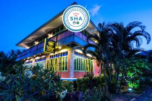 高兰Tonmai Suites的一栋前面有招牌的建筑物