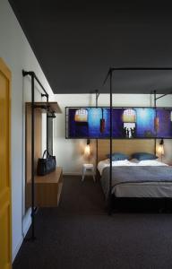 - une chambre avec un grand lit à baldaquin dans l'établissement Zoom Hotel, à Bruxelles