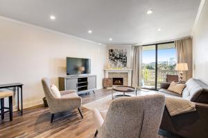 uma sala de estar com um sofá e uma TV em Modern condo with access to pool & hot tub in great location em Oceanside