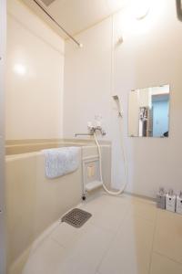 een badkamer met douche en ligbad bij 豊水すすきの駅から徒歩数分 IK Minami 6 Jo Residence 101 IK南6条レジデンス in Sapporo +10 foto's