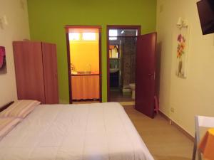een slaapkamer met een bed en een badkamer bij Appartamento Seflonia in Cefalù