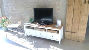 Televízia a/alebo spoločenská miestnosť v ubytovaní La mia Casa nelle Marche