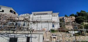 Budova, kde se apartmán nachází + 22 fotografií
