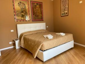 1 dormitorio con 1 cama con 2 toallas en Villa Castello only room en Limone sul Garda