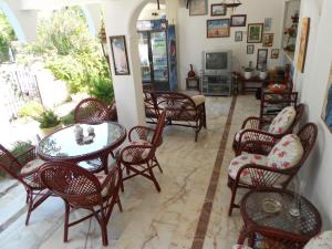 A television and/or entertainment centre at Garden Prizma Rooms&Aparts