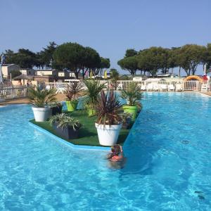 une personne se baignant dans une piscine dans l'établissement Vue Mer, à Quiberon