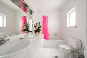 Kúpeľňa v ubytovaní Luxury Apartment Demokratias + 21 fotografií