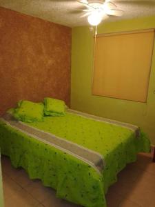 מיטה או מיטות בחדר ב-Casa Reliance: equipada, palapa privada y alberca