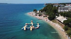 uma vista aérea de uma praia com um escorrega aquático em Apartment Sanja Kolovare Beach em Zadar