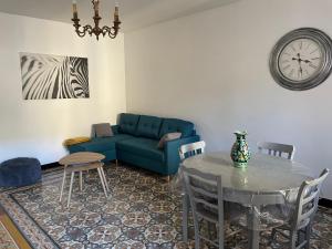 un soggiorno con un divano blu e un tavolo di Chez Tatie Ménie a Fraissé-des-Corbières Altre 23 foto