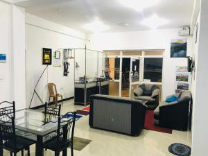 TV a/nebo společenská místnost v ubytování Mountain Villa Adam's Peak