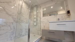 Bilik mandi di Appart'Hôtel Saint Exupery +26 gambar