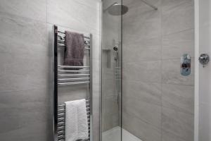 une salle de bain avec une douche avec une porte vitrée dans l'établissement The Cottage, à Cirencester 25 autres photos