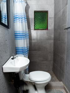 Ett badrum på Zaira overnight accommodation