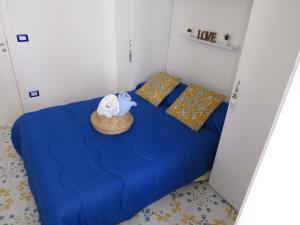 una camera da letto con un letto e un asciugamano sopra di La torretta 13 - appartamento vista mare a Formia