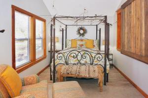 Schlafzimmer mit einem Bett mit einem schmiedeeisernen Rahmen in der Unterkunft Ah! This is the life! in Wimberley