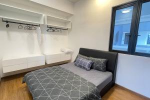 - une petite chambre avec un lit et une fenêtre dans l'établissement Suites with Infinity Pool at Georgetown B11, à George Town