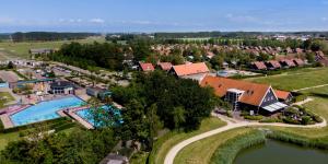 an aerial view of a resort with a swimming pool at Vakantiepark Hof van Zeeland in Heinkensand