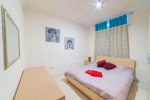 Кровать или кровати в номере Superb views of Spinola Bay in Heart of StJulians-hosted by Sweetstay