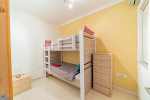 Кровать или кровати в номере Superb views of Spinola Bay in Heart of StJulians-hosted by Sweetstay