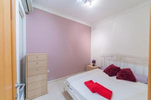 Кровать или кровати в номере Superb views of Spinola Bay in Heart of StJulians-hosted by Sweetstay