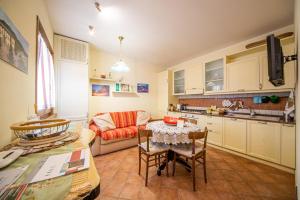 cocina y sala de estar con mesa y sillas en B&B il Bughetto, en Carpegna