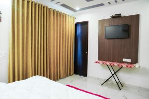 Een TV en/of entertainmentcenter bij Lime Tree Service Apartment - Near Artemis Hospital ,Gurgaon
