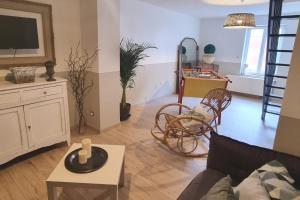 a living room with a couch and a tv at KASA MOM - Votre Havre de paix in Saint-Aybert