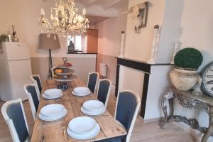 - une salle à manger avec une table et des chaises en bois dans l'établissement KASA MOM - Votre Havre de paix, à Saint-Aybert