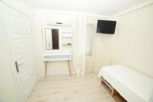 TV a/nebo společenská místnost v ubytování Limonata Hotel Assos