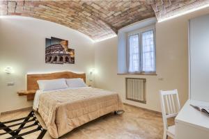 1 dormitorio con cama y pared de ladrillo en Romarina, en Roma