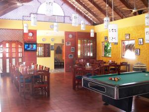 een restaurant met een pooltafel in het midden van een kamer bij Hotel Voramar in Sosúa