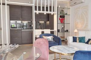 ein Wohnzimmer mit einem Sofa und einem Tisch in der Unterkunft Appartement style architecte proche de la plage in Cannes