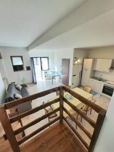 een woonkamer en keuken vanuit de lucht bij Country Esmera in Desenzano del Garda