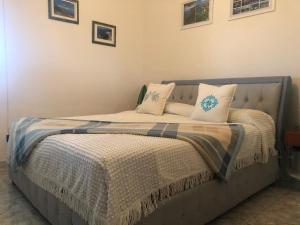 奧爾比亞的住宿－Best Sardegna，床上有2个枕头