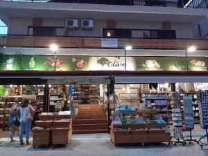 un negozio con gente che cammina davanti di Mariza Apartments -studios a Hanioti